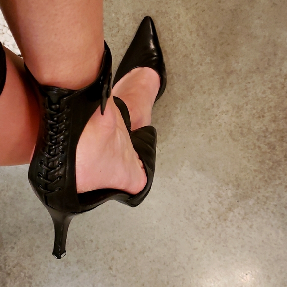 Gianni Bini black pointed toe pumps - Picture 2 of 6